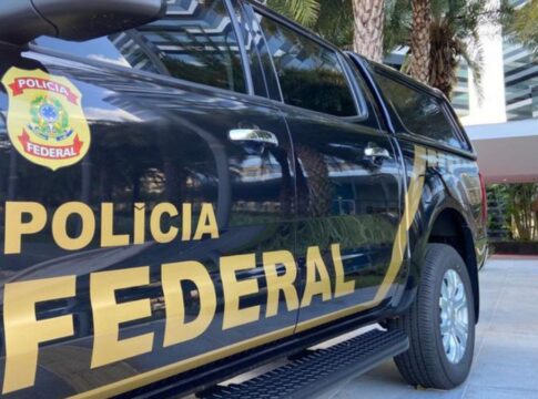 Carro com a inscrição Polícia Federal na lateral