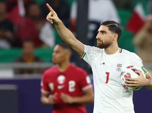 O atacante iraniano Alireza Jahanbakhsh comemora gol em jogo da Copa da Ásia