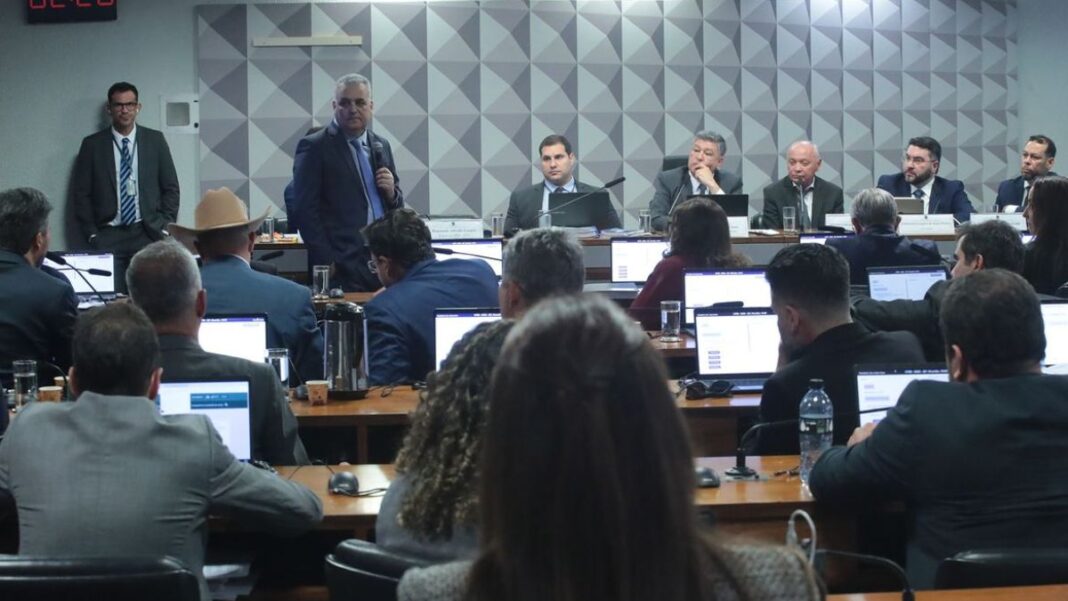 Deputados conversam durante sessão da CPMI no Congresso