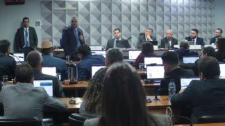 Deputados conversam durante sessão da CPMI no Congresso