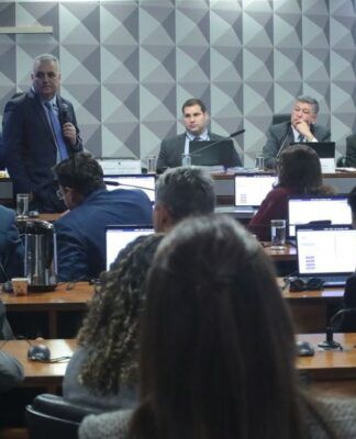 Deputados conversam durante sessão da CPMI no Congresso