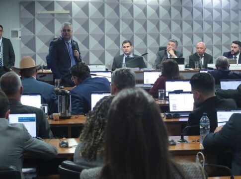 Deputados conversam durante sessão da CPMI no Congresso