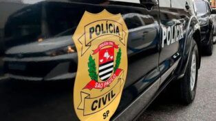 Emblema da Polícia Civil estampado na lataria de um carro oficial