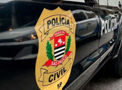 Emblema da Polícia Civil estampado na lataria de um carro oficial