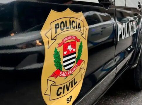 Emblema da Polícia Civil estampado na lataria de um carro oficial
