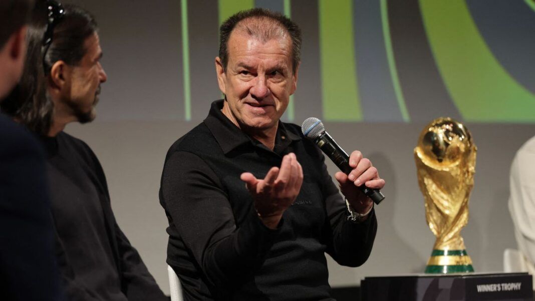 Dunga gesticula enquanto fala ao microfone em evento pré-sorteio da Copa do Mundo, em Washington