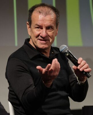 Dunga gesticula enquanto fala ao microfone em evento pré-sorteio da Copa do Mundo, em Washington