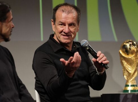 Dunga gesticula enquanto fala ao microfone em evento pré-sorteio da Copa do Mundo, em Washington