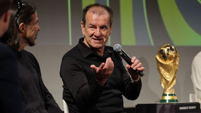 Dunga gesticula enquanto fala ao microfone em evento pré-sorteio da Copa do Mundo, em Washington