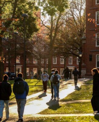 Alunos caminham no campus de Harvard