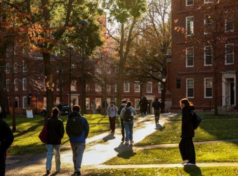Alunos caminham no campus de Harvard