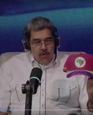 Nicolas Maduro fala ao microfone enquanto segura boné do MST em transmissão ao vivo