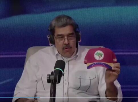 Nicolas Maduro fala ao microfone enquanto segura boné do MST em transmissão ao vivo