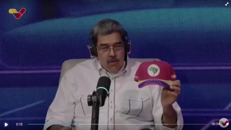 Nicolas Maduro fala ao microfone enquanto segura boné do MST em transmissão ao vivo