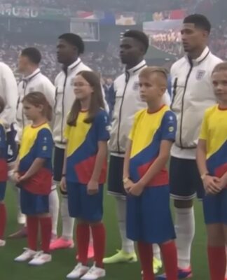 Atletas da seleção inglesa perfilados durante a execução dos hinos