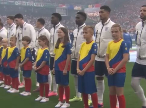 Atletas da seleção inglesa perfilados durante a execução dos hinos