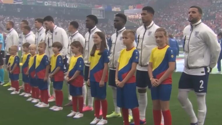 Atletas da seleção inglesa perfilados durante a execução dos hinos