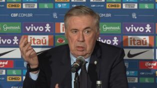 Carlo Ancelotti concedendo entrevista coletiva