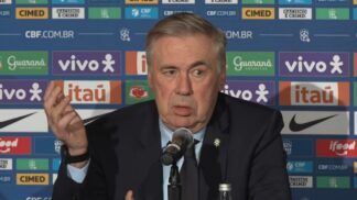 Carlo Ancelotti concedendo entrevista coletiva
