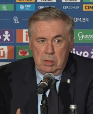 Carlo Ancelotti concedendo entrevista coletiva