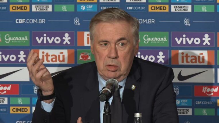 Carlo Ancelotti concedendo entrevista coletiva