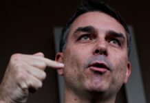 Senador Flavio Bolsonaro fala e gesticula em conversa com os jornalistas