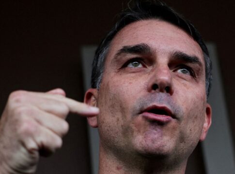 Senador Flavio Bolsonaro fala e gesticula em conversa com os jornalistas