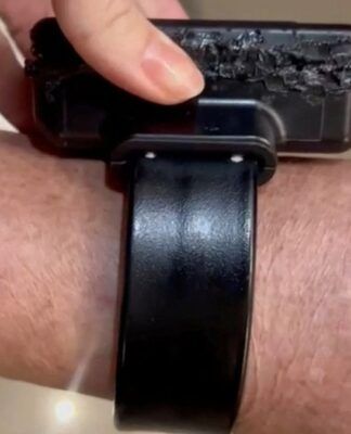 Uma mão segura a tornozeleira eletrônica na perna do ex-presidente Jair Bolsonaro