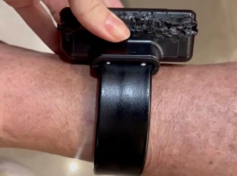 Uma mão segura a tornozeleira eletrônica na perna do ex-presidente Jair Bolsonaro