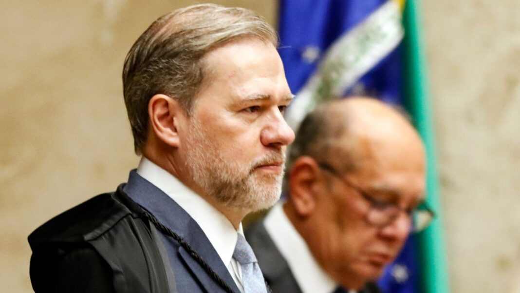 O ministro Dias Toffoli está numa sessão do STF ao lado do ministro Gilmar Mendes