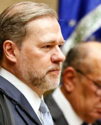 O ministro Dias Toffoli está numa sessão do STF ao lado do ministro Gilmar Mendes