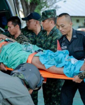 Soldado ferido é transferido para hospital após confronto entre tropas tailandesas e cambojanas na província de Sisaket, na Tailândia