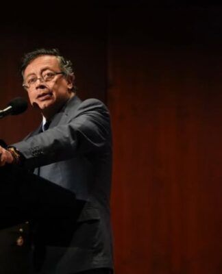 O presidente da Colômbia, Gustavo Petro, fala ao microfone num púlpito