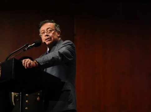 O presidente da Colômbia, Gustavo Petro, fala ao microfone num púlpito