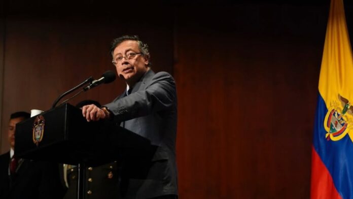 O presidente da Colômbia, Gustavo Petro, fala ao microfone num púlpito