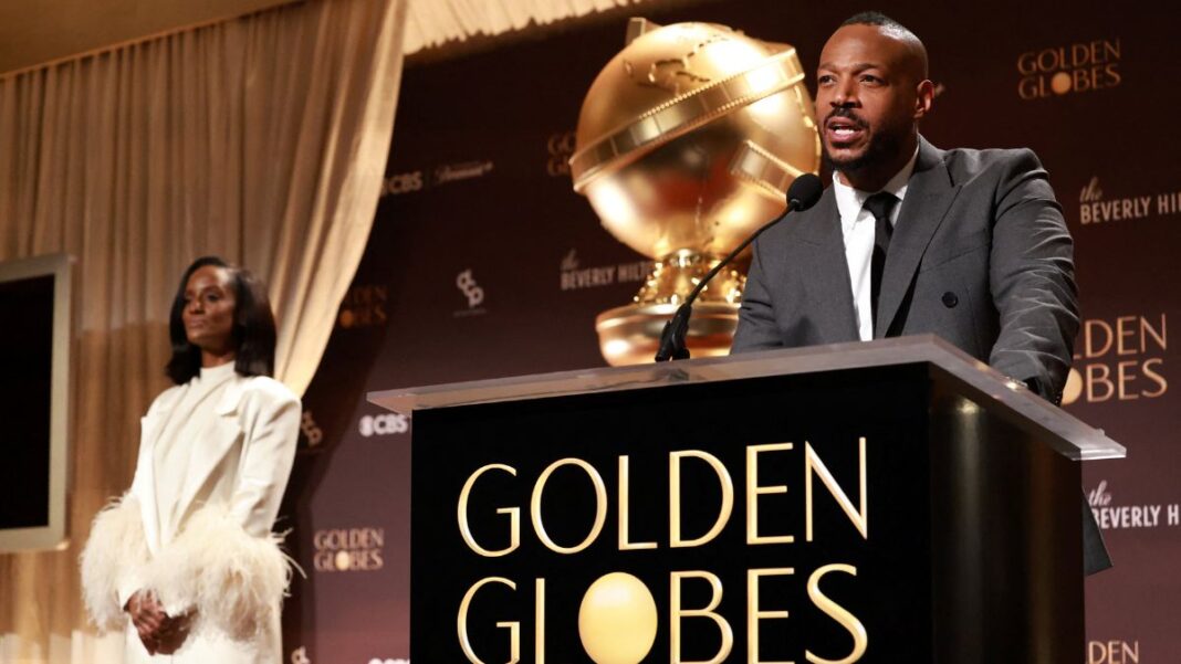 O ator Marlon Wayans anuncia as indicações do Globo de Ouro ao microfone, na companhia da atriz Skye P. Marshall em Beverly Hills.