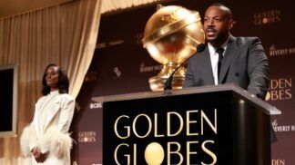 O ator Marlon Wayans anuncia as indicações do Globo de Ouro ao microfone, na companhia da atriz Skye P. Marshall em Beverly Hills.