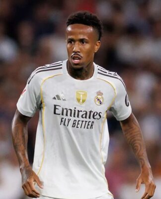 Zagueiro Éder Militão durante partida do Real