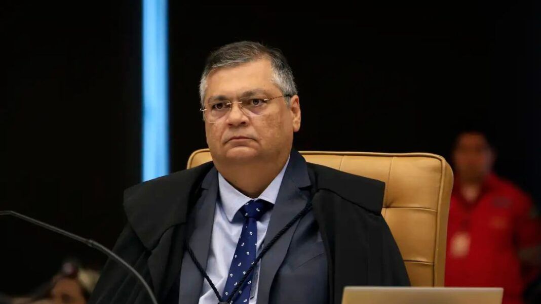 Ministro Flávio Dino está sentado durante sessão do STF