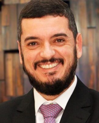 Foto institucional do deputado Rodrigo Bacellar, de terno e gravata, sorrindo para a câmera