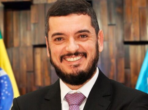Foto institucional do deputado Rodrigo Bacellar, de terno e gravata, sorrindo para a câmera