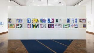 Obras expostas em um mural do MAM São Paulo