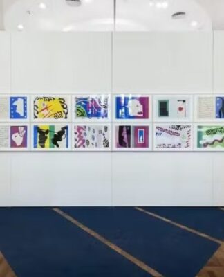 Obras expostas em um mural do MAM São Paulo