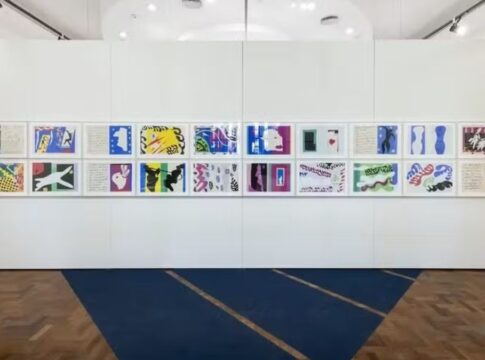 Obras expostas em um mural do MAM São Paulo