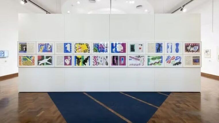 Obras expostas em um mural do MAM São Paulo