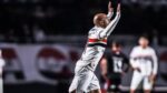 Foto do atleta Lucas Moura celebrando um gol pelo São Paulo