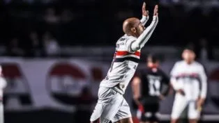 Foto do atleta Lucas Moura celebrando um gol pelo São Paulo