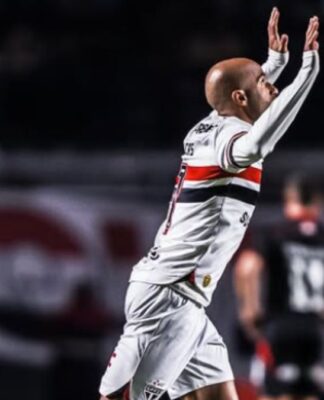 Foto do atleta Lucas Moura celebrando um gol pelo São Paulo