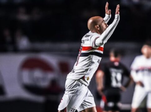 Foto do atleta Lucas Moura celebrando um gol pelo São Paulo