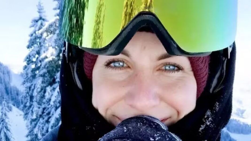 Foto aproximada do rosto da vítima, que veste trajes de proteção para caminhar na neve; se vê na imagem apenas seus olhos azuis e seu sorriso